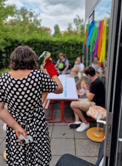 Erzieherin von hinten